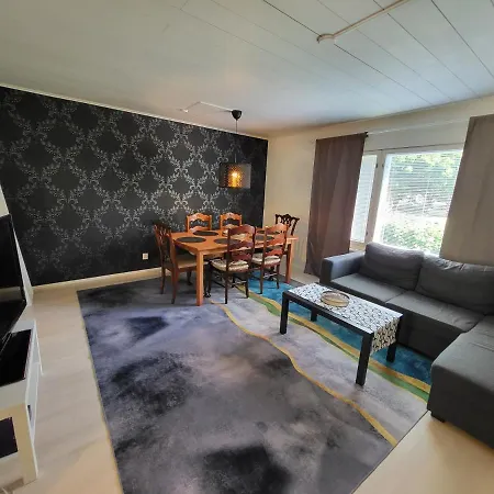 Saunallinen Rivitalon Paeaety Asunto Kahdella Terassilla