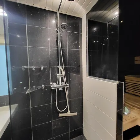 Saunallinen Rivitalon Paeaety Asunto Kahdella Terassilla